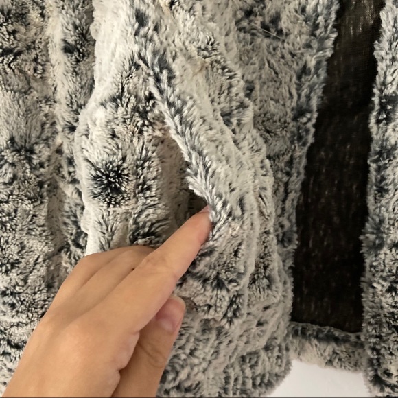 SOLD ✨ HP ✨ Boutique Faux Fur Shearling Coat - Picture 4 of 6